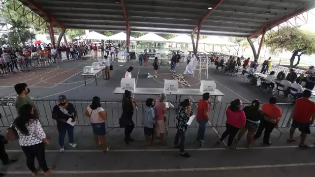 Los militantes de Morena en Cancún acudieron al Domo de la Región 96 para emitir su voto en este proceso interno del partido