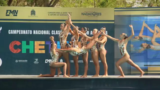 Las niñas bajo la dirección de la entrenadora Jimena Contreras presentaron una rutina con notas altas en la piscina