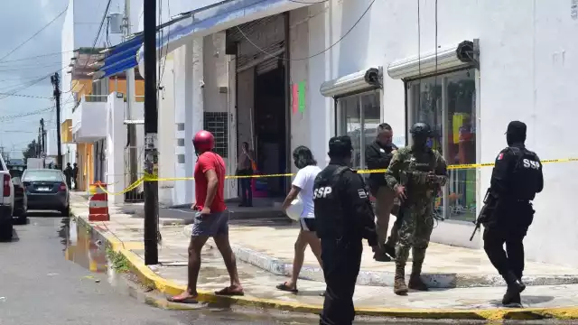 Militares y Policías estatales acordonaron la zona y entorpecieron el flujo víal. Foto: Jesús López