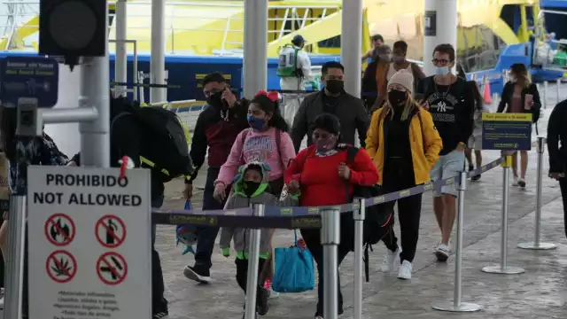 En un recorrido por el lugar se notó la presencia de turistas y locales, estos últimos viajaban para llegar a sus centros laborales en la isla