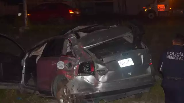 Un auto perdió el control en la carretera Progreso - Mérida y terminó estampándose fuera del camino