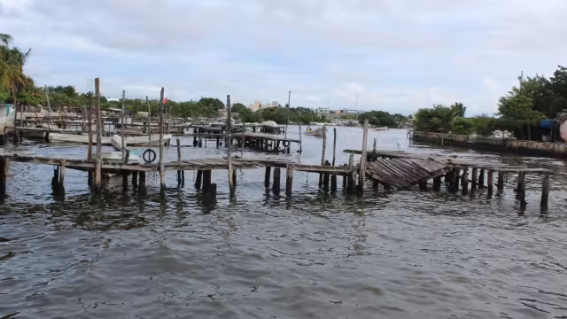 En ruinas están las estructuras donde arriban las embarcaciones al muelle del 20 de Noviembre