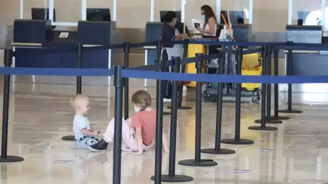 Los menores usaron las filas vacías como carriles de un circuito de competencias