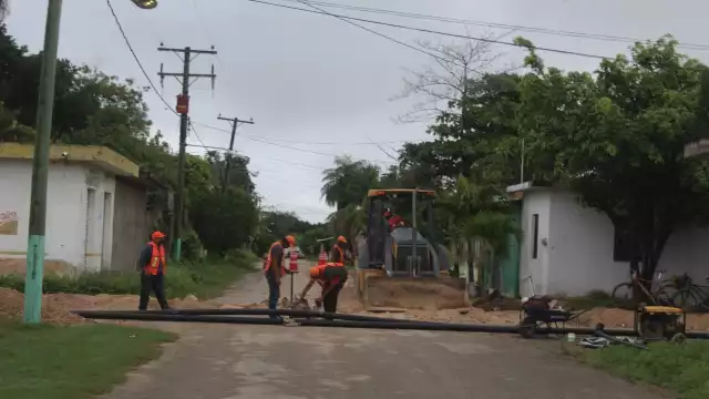 El personal encargado del trabajo sigue con la instalación