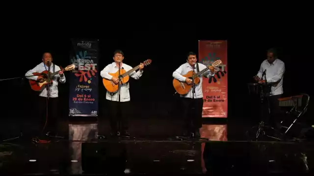 La entrega de la medalla se llevó a cabo en marco del Mérida Fest 2023