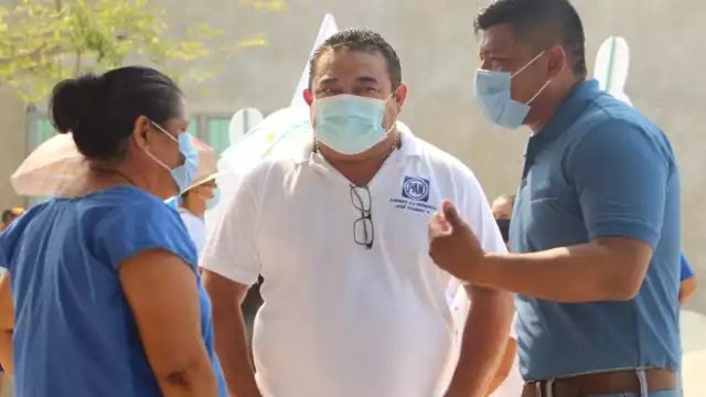 Alberto Padrón en su visita al puerto de Celestún