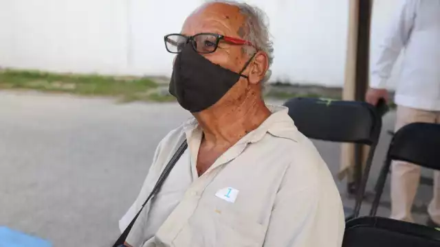 Él es Don Juan Ysmael Amador, primer vacunado en Puerto Morelos
