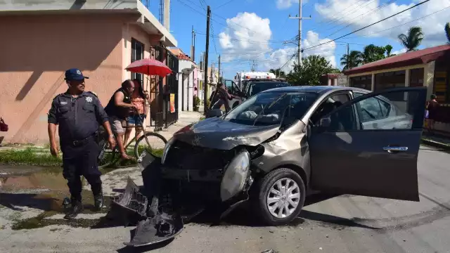 La parte frontal del vehículo quedó destrozada