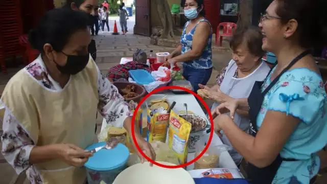 Quienes preparan los panuchos en La Ermita los rellenan con frijoles procesados