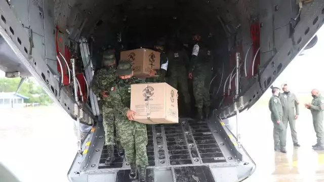 En representación del Gobernador Mauricio Vila Dosal, el titular de la SSY, Mauricio Sauri Vivas, supervisó en la BAM Número 8 el arribo del nuevo cargamento