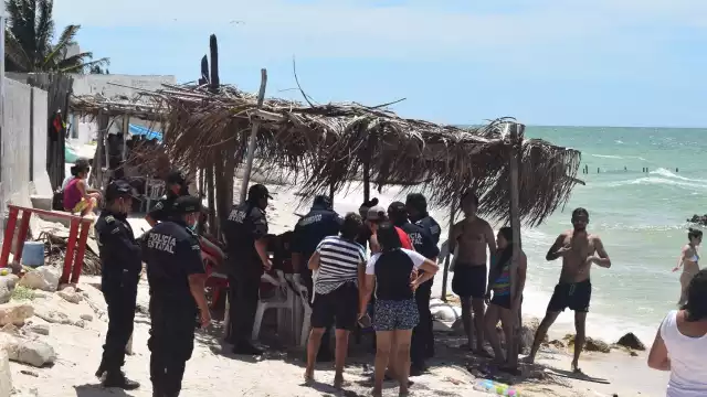 La mujer de casi 80 años fue auxiliada por los visitiantes de la playa en lo que llegaba la policía. Foto: Jesús López