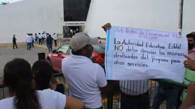 La protesta fue hecha durante la comparecencia de la titular de la Secretaría de Educación de Quintana Roo (SEQ) Foto: Eric Castillo