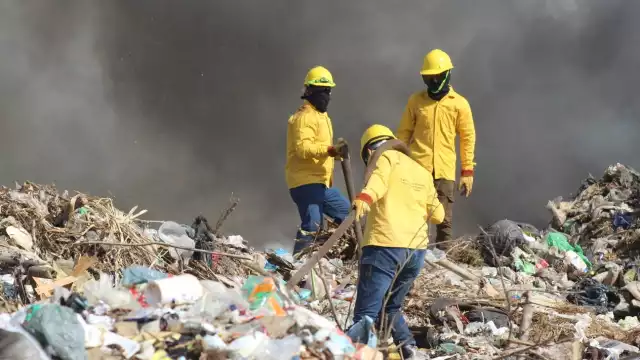 Bomberos aseguran que el fuego se originó en el fondo del relleno sanitario de Tizimín