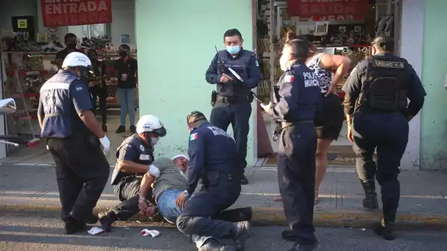 Al lugar arribaron elementos de la policía municipal, ambos fueron detenidos por alterar el orden público