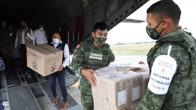 El cargamento llegó a la Base Aérea Militar (BAM) Número 8 y fue recibida por el secretario de Salud, Mauricio Sauri