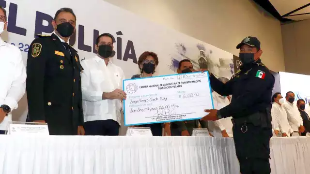 Algunos agentes recibieron premios económicos