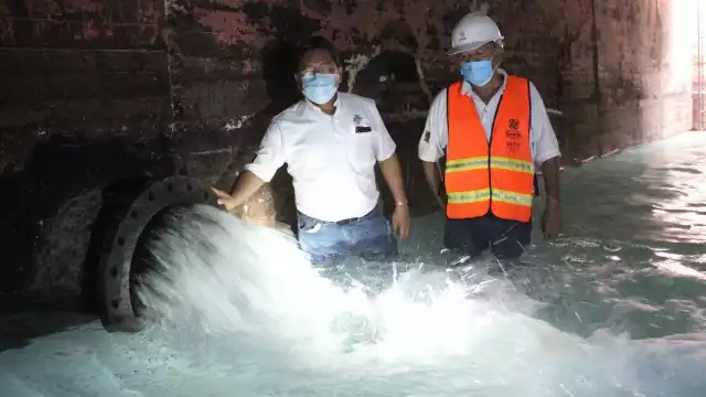 El depósito mide 50 por 40 metros y está sostenido por 54 columnas