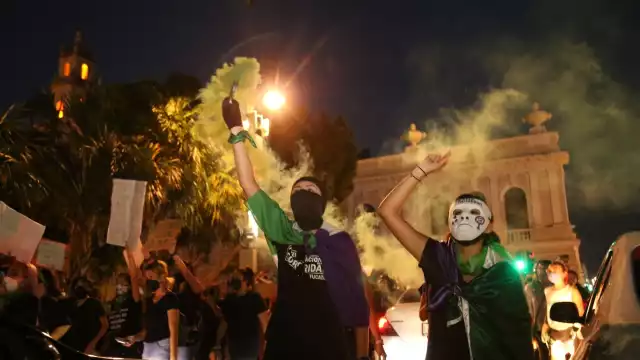 Los grupos feministas marcaron las huellas de sus manos en rojo por las mujeres fallecidas en abortos clandestinos