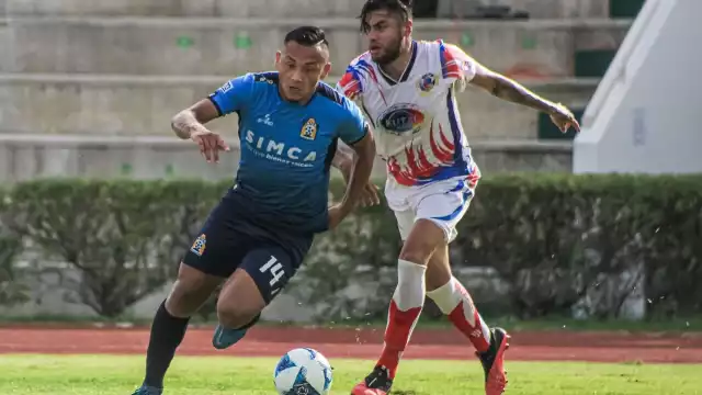Klinsman Calderón (azul), jugará en el partido contra Escorpiones FC este fin de semana con Inter Playa del Carmen