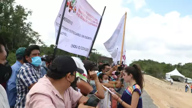 Durante el discurso de AMLO se pudieron escuchar ruidos de claxon provenientes de los vehículos que pasaban por el lugar 