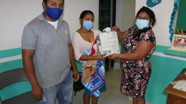 Personal del Registro Civil recibió a los padres, la mañana de este lunes, respetando los protocolos sanitarios
