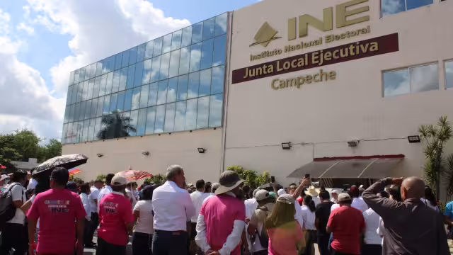 Los manifestantes caminaron del Parque San Martín a las oficina del INE