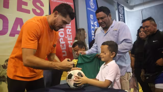 Chicos y grandes se tomaron fotografías con Henry Martin