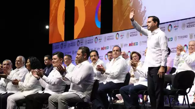 Previo al evento, el gobernador se reunió con el embajador Ken Salazar