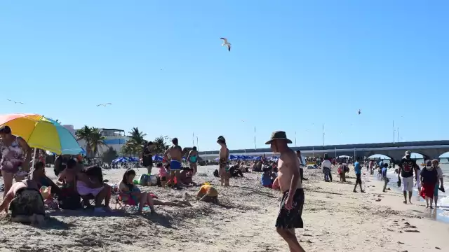 Familias enteras y turistas disfrutaron de un día soleado en los arenales de Progreso