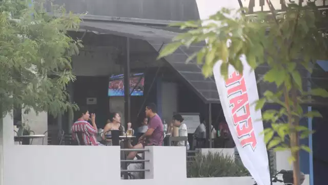 Solo algunos turistas disfrutan del partido