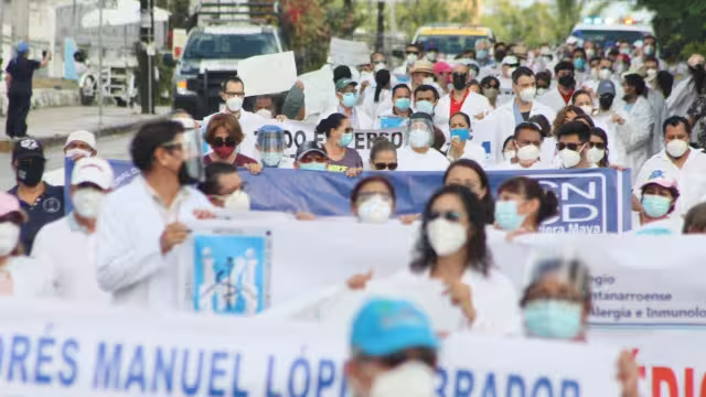 Personal del sector salud exige recibir vacuna contra COVID-19