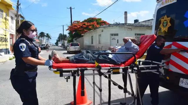 El abuelito tuvo que ser trasladado a un hospital para ser atendido, aunque no hay daños de gravedad. Foto: Jesús López