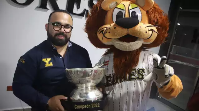 El director General David Ceballos Bojórquez y Leonel El Coronel, representaron al equipo de Leones de Yucatán