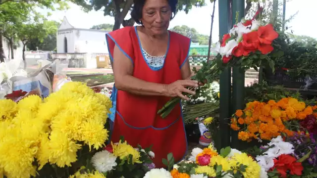Las flores son parte principal de la celebración de Día de Muertos