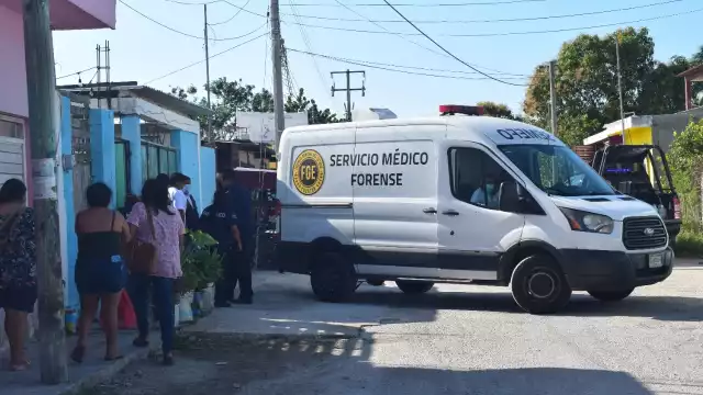la fémina vivía con sus padres y hermana, siendo  su madre quien la descubrió sin vida en su alcoba alrededor de las diez de la mañana
