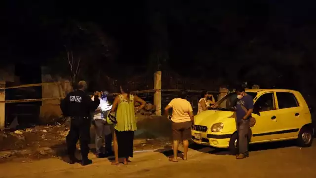 Elementos del cuerpo de rescate de Bomberos realiza trabajos para recuperar el cuerpo y posteriormente entregarlo a la Semefo. Foto: Martín Zetina