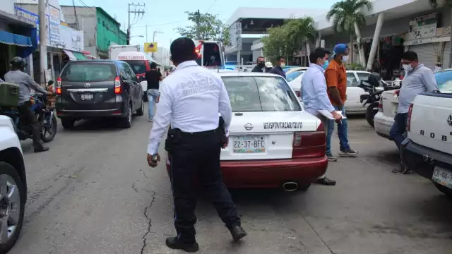 Tras el choque una pasajera sufrió una crisis nerviosa por lo que tuvo que ser atendida por personal médico. Foto: Ricardo Jiménez