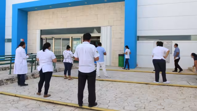 El personal de salud esperó ser vacunado este lunes