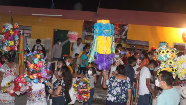 Portan los granos de elote en vasijas para pedir fortuna