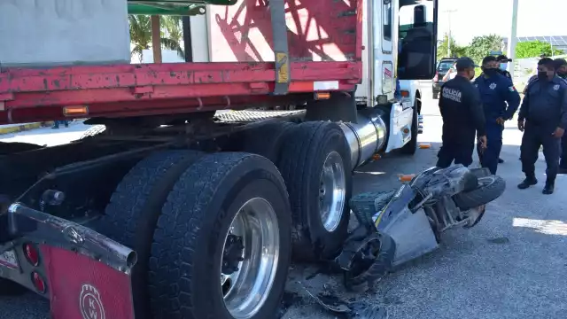 Motociclista en estado crítico tras impactar contra tráiler en Progreso