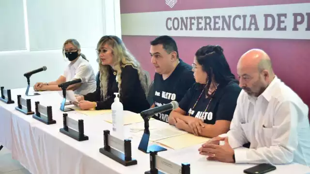 Con playeras "Fue Alito", el periodista y su esposa aceptaron la disculpa de los actuales funcionarios