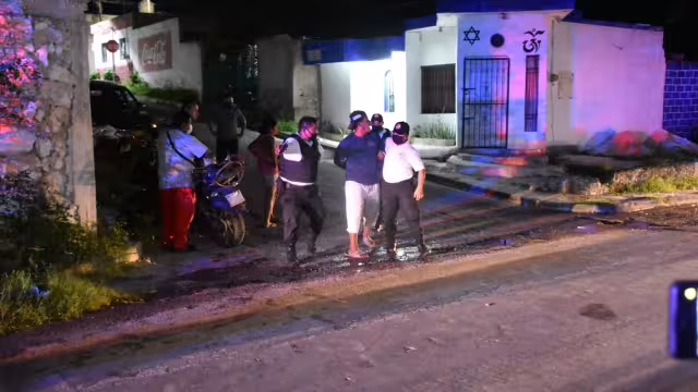 La motocicleta era de otro hombre que más tarde llegó al lugar para reprender a los oficiales