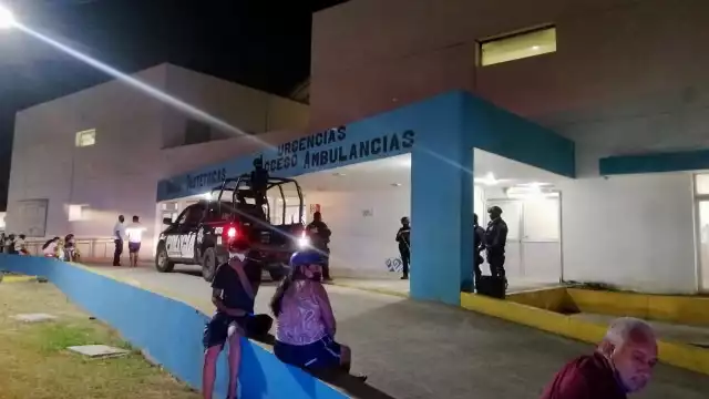 La policía desplegó un operativo de búsqueda del agresor, quien de acuerdo con testigos huyó en una motocicleta