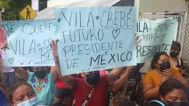 Hace unas semanas, vecinos se presentaron a un evento público con pancartas apoyando a Vila Dosal