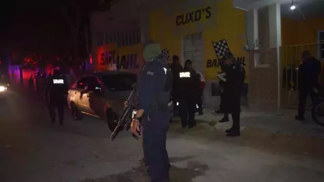Al lugar arribaron varios elementos de la policía municipal con armas largas