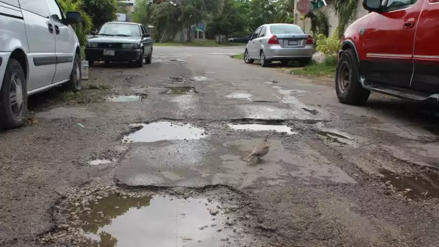 Los vecinos aseguraron que el problema de los baches en esta colonia de Chetumal les ha afectado durante años Foto: Eric Castillo