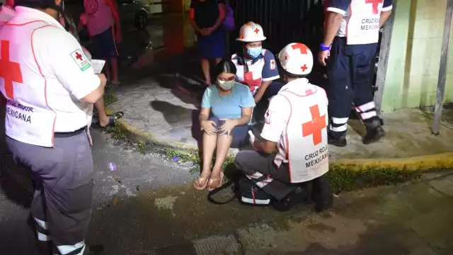 La mujer reportó lesiones menores en las piernas y espalda pero podía caminar por lo que no fue hospitalizada