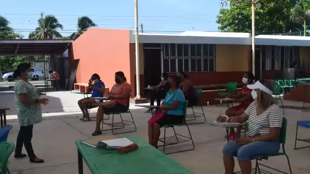 Un trabajador anónimo dijo que el tema de casos se maneja herméticamente para no alarmar a padres de familia, que acuden por cuadernillos con actividades