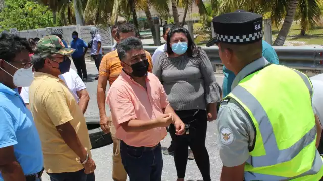 Los conductores y concesionarios de 106 combis, llegaron a las 13:00 horas este martes