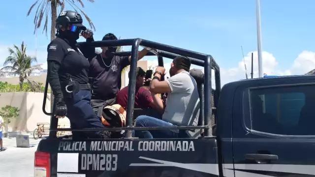 La policía se llevó a los tres sujetos